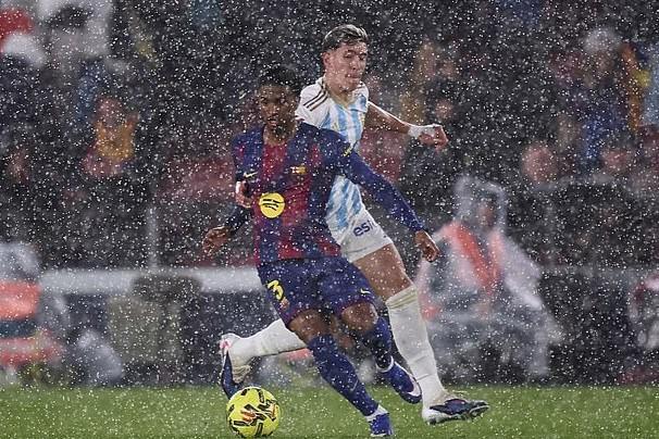 体育直播-暴雨倾泻进诺坎普球场,记者纷纷在媒体席上撑起雨伞工作